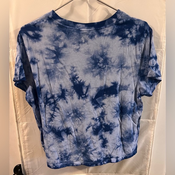 Wild Fable, women’s good used condition crop top blue tie dye rainbow patch sz L - Picture 2 of 3